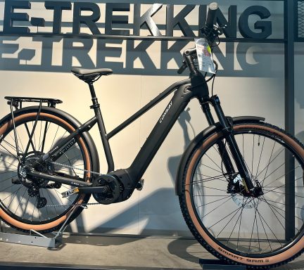 Nr.9 E-Trekking Conway SUV 4.0 2025 (L) Schwarz Mattes E-Trekkingrad