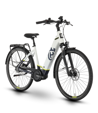 Weißes E-Bike mit schwarzem Rahmen, Gepäckträger und sportlichem Design.