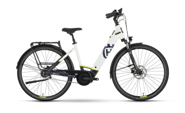 Modern E-Bike mit niedrigem Einstieg, schwarzem Rahmen und Gepäckträger.