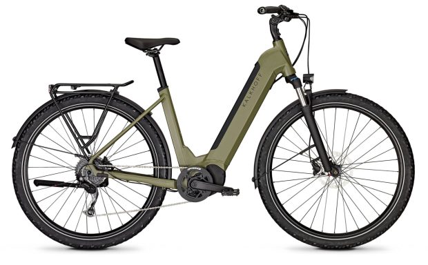 E-Bike in Olivgrün mit tiefem Einstieg und Gepäckträger.