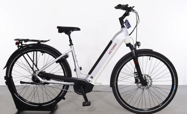 Weißes E-Bike mit tiefem Einstieg und schwarzem Schutzblech.