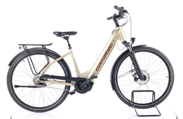 Helles elektrisches Fahrrad mit tiefem Einstieg und Gepäckträger.